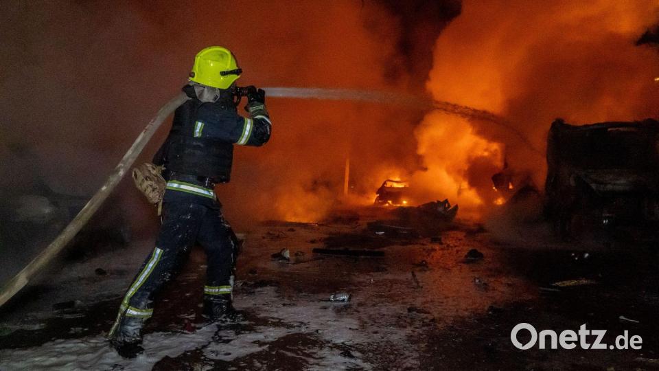 Bei massiven russischen Angriffen mit Raketen und Drohnen sind in der Ukraine viele Menschen getötet und Dutzende weitere verletzt worden. Bild: Andrii Marienko/AP/dpa