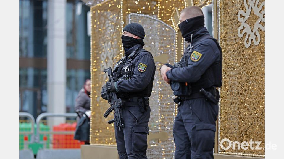 Brauchtum unter Polizeischutz: Polizisten sichern die Eröffnung vom Magdeburger Weihnachtsmarkt. Bild: Matthias Bein/dpa