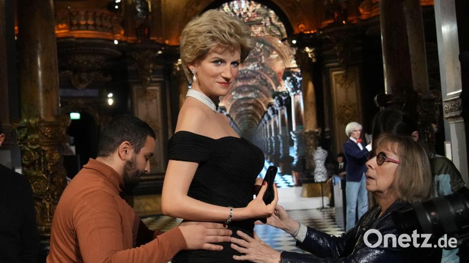 Fans von Lady Di können die Königin der Herzen künftig in einem Pariser Wachsfigurenkabinett bewundern. Bild: Christophe Ena/AP/dpa