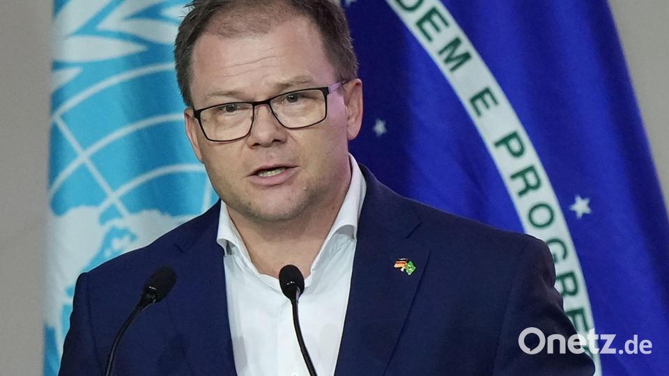 Umweltminister Schneider und Entwicklungsministerin Reem Alabali Radovan kündigten an, dass Deutschland für einen neuen Fonds zum Schutz des Regenwalds eine Milliarde Euro über einen Zeitraum von zehn Jahren bereitstellt. Bild: Fernando Llano/AP/dpa