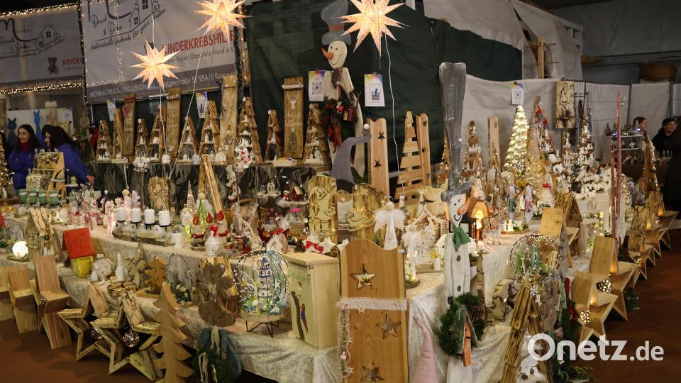 Das Team des Dekohäusels hatte eine Vielzahl verschiedener Dekorationen, überwiegend aus Holz, im Angebot. Man entdeckte immerzu Neues. Bild: rpp