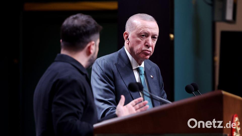 Selenskyj dankt der Türkei für ihre Vermittlerrolle, doch Hoffnungen setzt er auf US-Präsident Trump. Bild: Yavuz Ozden/DIA Photo/AP/dpa
