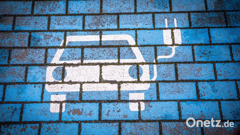 Wo und wie Elektroautos geladen werden können, spielt für ihre Verbreitung eine wichtige Rolle. (Archivbild) Bild: Jens Büttner/dpa