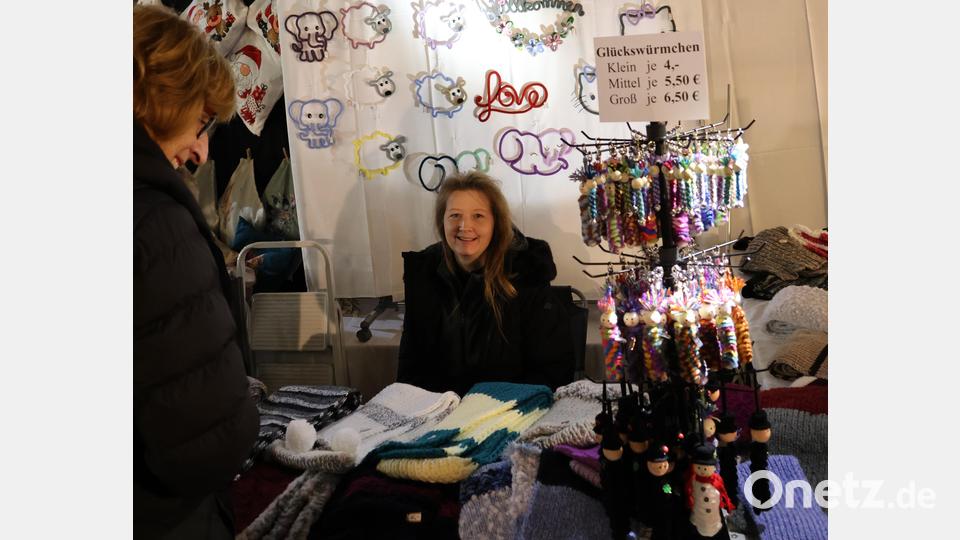 Zum ersten Mal war Marion Spörrer aus Waldershof mit ihren Strickarbeiten, Schriftzügen und Feen dabei. Bild: rpp