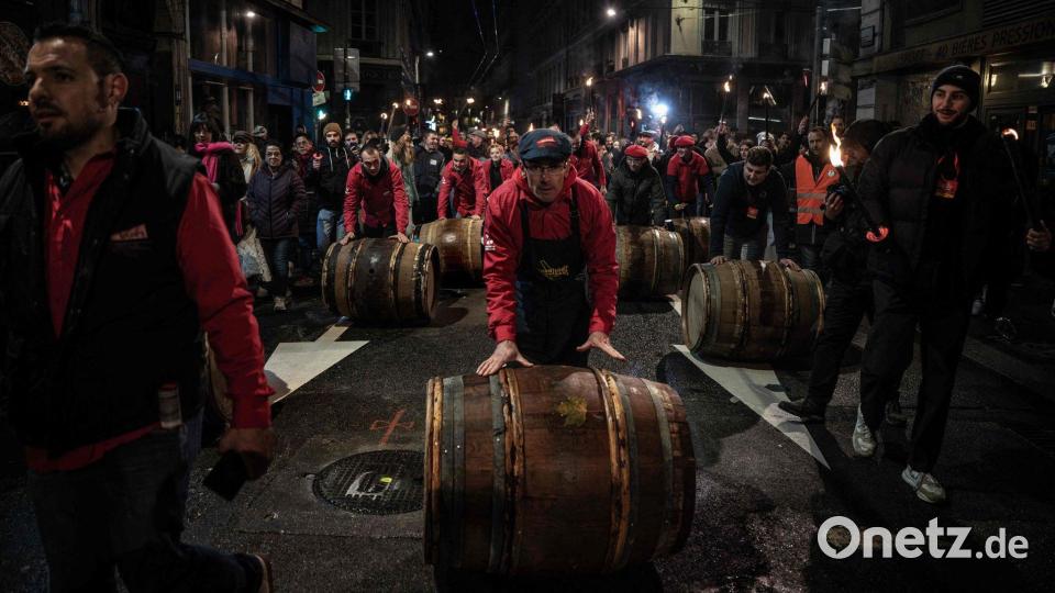 Beaujolais Nouveau 2025: Winzer in Lyon und Beaujeu feiern offiziellen Verkaufsbeginn. Bild: Jeff Pachoud/AFP/dpa