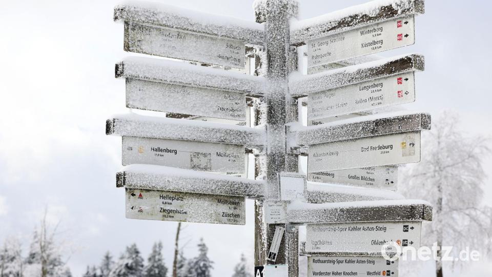 Schnee liegt auf Wegweisern am Kahlen Asten im Sauerland. Bild: Rene Traut/dpa