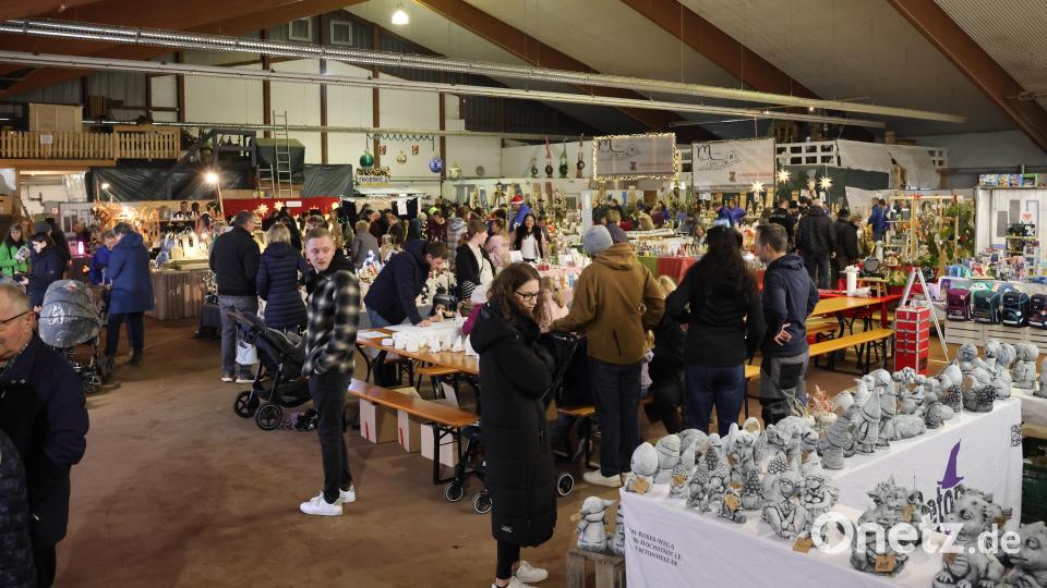 Über 40 Aussteller boten ihre Waren beim Kunst- und Handwerkermarkt an. Die Besucher kamen gerne. Bild: rpp