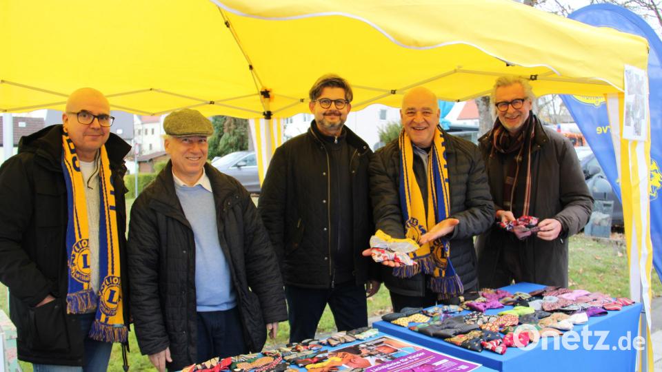 Der Neustädter Lions-Club verkaufte Hundekrawatten für den RTL-Spendenmarathon im Rahmen der Aktion „Lichtblicke für Kinder“, mit der eine Kinderaugenklinik in Kenia finanziert werden soll. Bild: prh