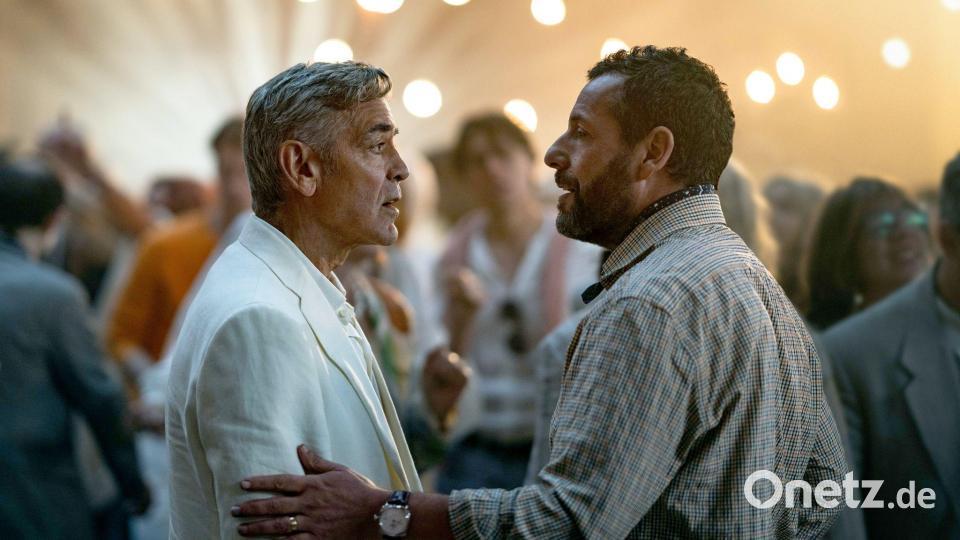 George Clooney spielt den alternden Filmstar Jay Kelly, Adam Sandler seinen leidgeplagten Manager Ron Sukenick. Bild: Peter Mountain/Netflix/dpa