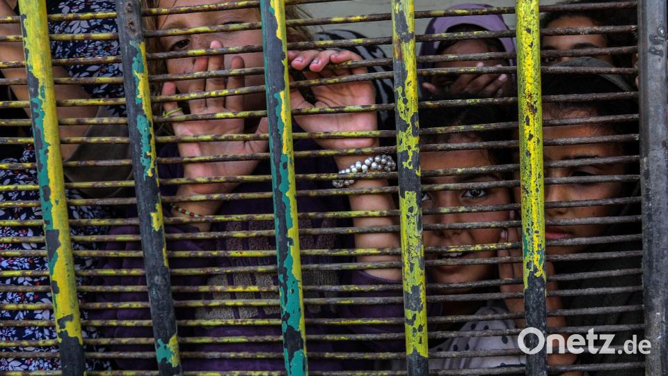 Vertriebene Palästinenser drängen sich in Gaza Stadt vor einer von Wohltätigkeitsorganisationen betriebenen Bäckerei, um Brotrationen zu erhalten. Bild: Abed Rahim Khatib/dpa