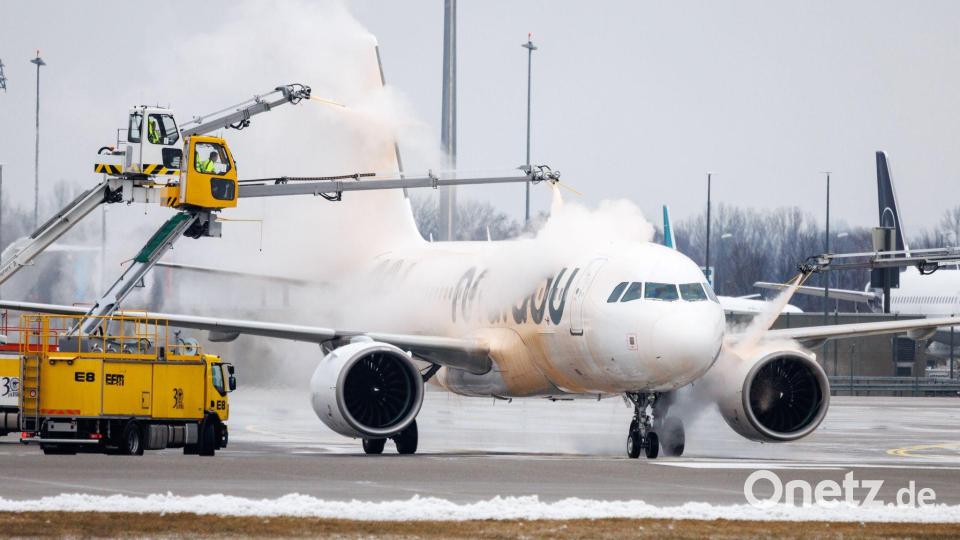 Das Enteisen eines Flugzeuges kann je nach Wetter bis zu 45 Minuten dauern. (Archivbild) Bild: Matthias Balk/dpa