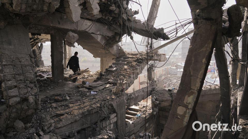 Apokalyptisch: Palästinenser inspizieren einen Tag nach einem israelischen Angriff auf ein Gebäude in Gaza die Ruinen. Bild: Jehad Alshrafi/AP/dpa