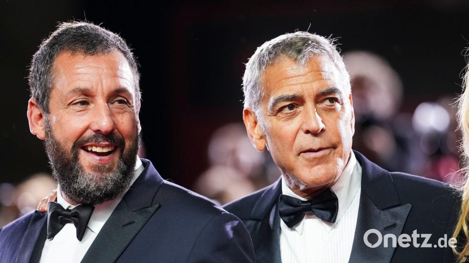 Grandioses Duo: Adam Sandler und George Clooney glänzen in Noah Baumbachs Film „Jay Kelly“. (Archivbild) Bild: Scott A Garfitt/Invision/AP/dpa
