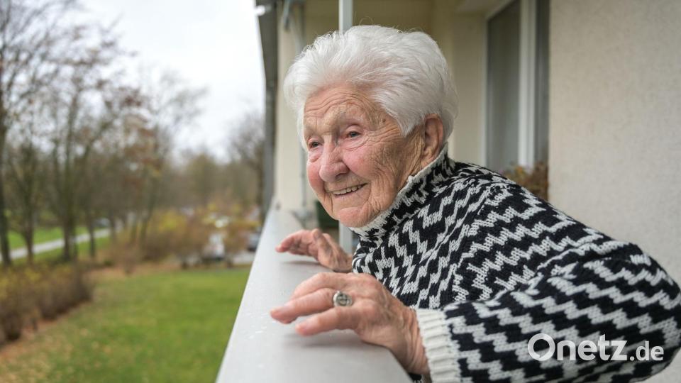 Mit Liegestützen am Balkongeländer hält sich Quaas fit. Bild: Heiko Rebsch/dpa