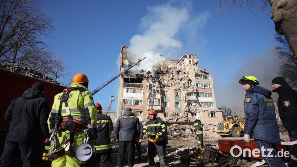 In den Trümmern des Wohnblocks in Ternopil werden immer noch Verschüttete vermutet. Bild: Rostyslav Kovalchuk/AP/dpa