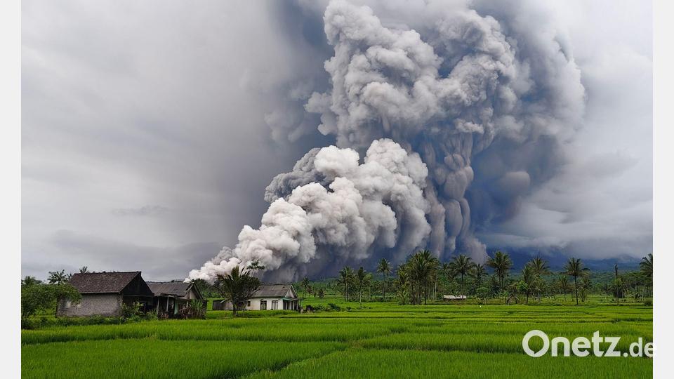 Die Aschesäule war zwei Kilometer hoch. Bild: Dwi Sasongko/XinHua/dpa