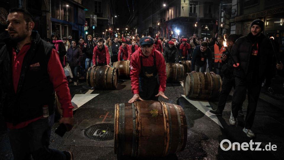 Am dritten Donnerstag im November kann der neue Beaujolais verkostet werden. Bild: Jeff Pachoud/AFP/dpa