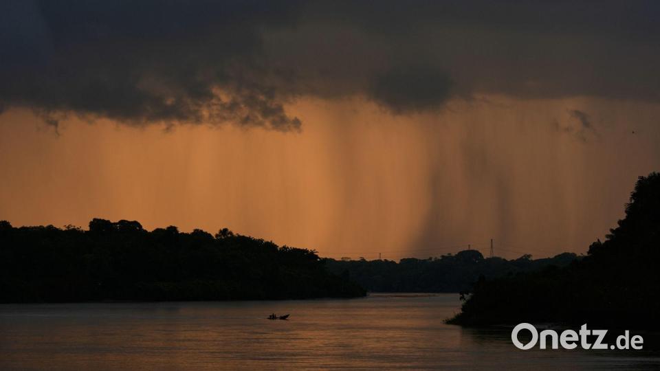 Ein kleines Boot überquert einen Fluss in der Nähe von Itacoa Miri in Brasilien. Bild: Fernando Llano/AP/dpa