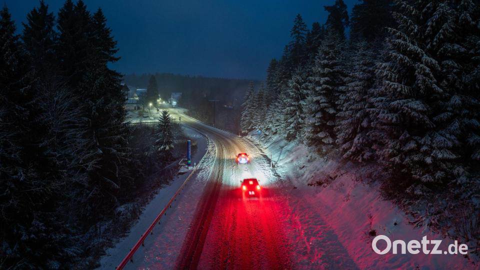 Schneefall im Schwarzwald: Autofahrer auf der B28 bei Freudenstadt. Bild: Silas Stein/dpa