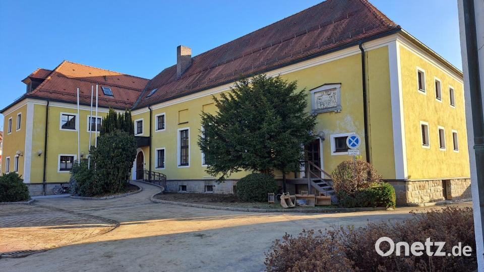 Das imposante Pfarrheim war in vielen Jahrzehnten mit unterschiedlichen Gruppierungen belegt. Die Vereinsvertreter erörterten ein neues Nutzungskonzept für die Zeit nach dem Auszug der Kindergartenkinder in etwa zwei Jahren. Bild: wel