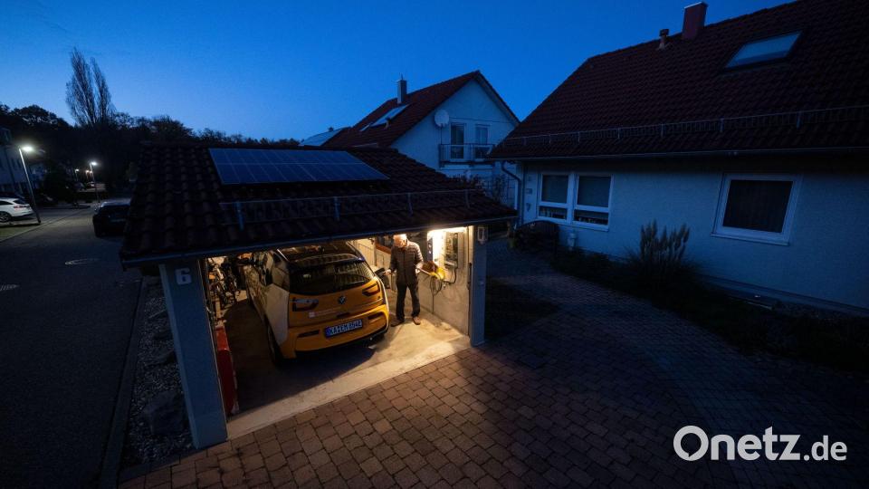 In der eigenen Garage laden ist vergleichsweise einfach. (Archivbild) Bild: Marijan Murat/dpa