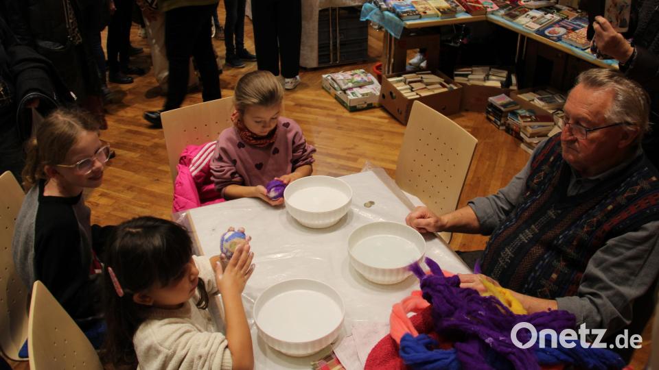 Meinhard Köstler (rechts) filzte mit Kindern. Bild: prh