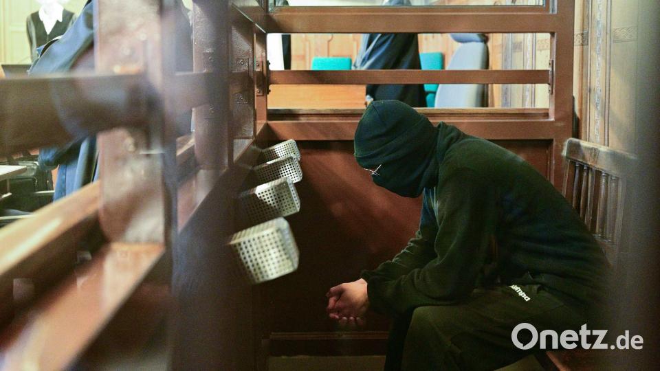 Der 19-Jährige ist unter anderem wegen versuchten Mordes angeklagt. Bild: Sebastian Christoph Gollnow/dpa
