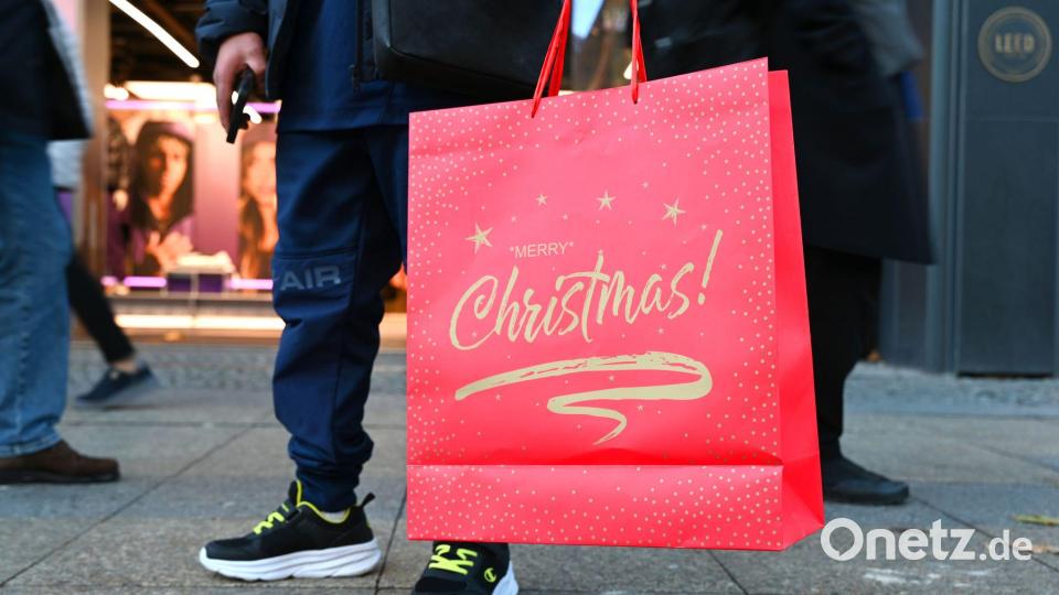 Die Teuerungsrate dürfte sich vorerst weiterhin über der Zwei-Prozent-Marke halten - belastet dies das Weihnachtsgeschäft? (Symbolbild) Bild: Elisa Schu/dpa