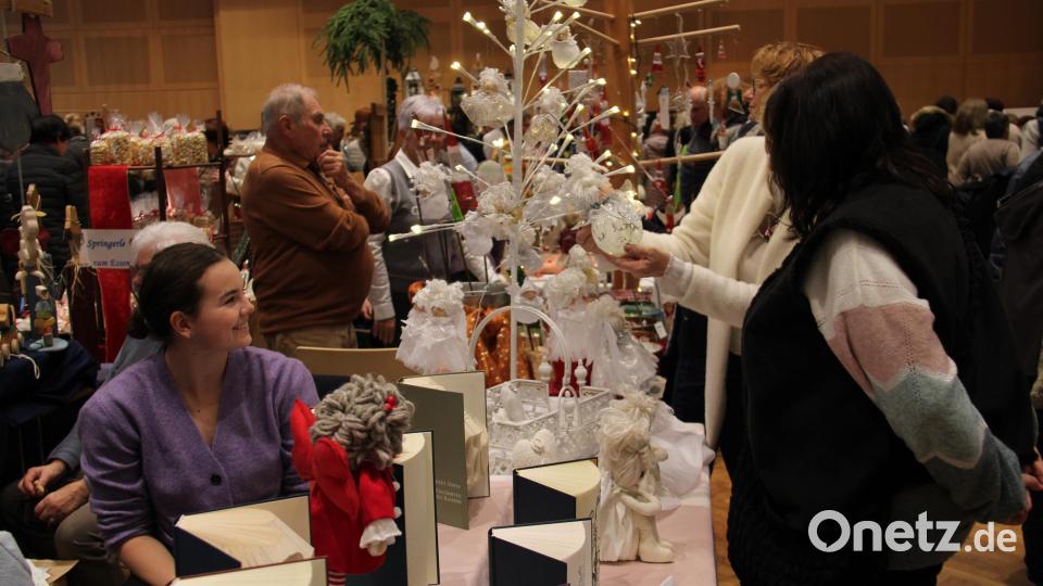 Viele Deko-Artikel sorgten für vorweihnachtliches Flair in der Stadthalle. Bild: prh