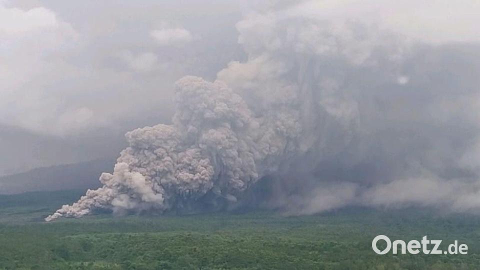 Der Semeru setzt vulkanisches Material frei. Bild: Badan Geologi/Badan Geologi/AP/dpa