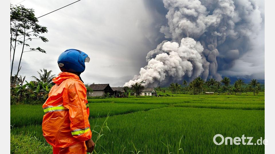 Die Aschesäule ist weithin zu sehen. Bild: Dwi Sasongko/XinHua/dpa