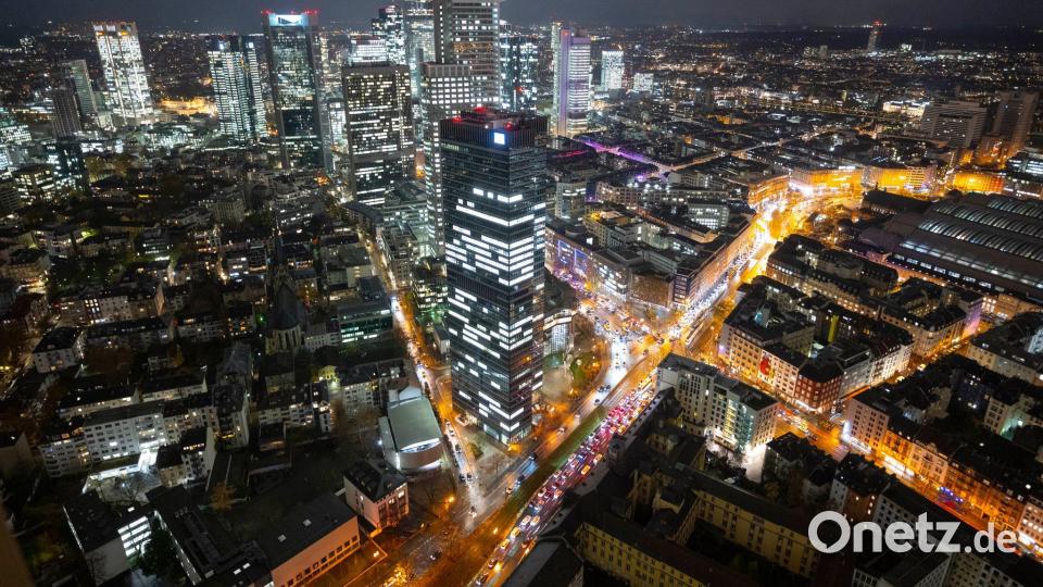 Die Lichter der Straßen und Büros erleuchten die Innenstadt von Frankfurt am Main. Bild: Boris Roessler/dpa