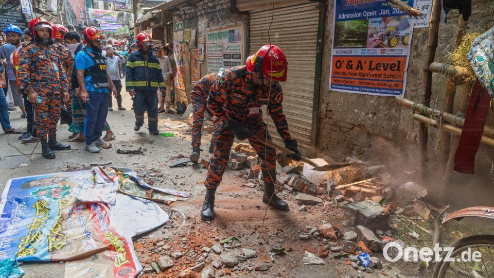 Helfer beseitigen Trümmer nach einem Erdbeben in Bangladesch. Bild: Abdul Goni/AP/dpa