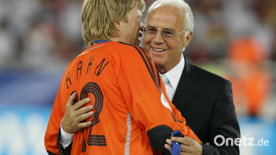 Franz Beckenbauer bei der WM 2006 mit Torhüter Oliver Kahn. Bild: Matthias Schrader/dpa