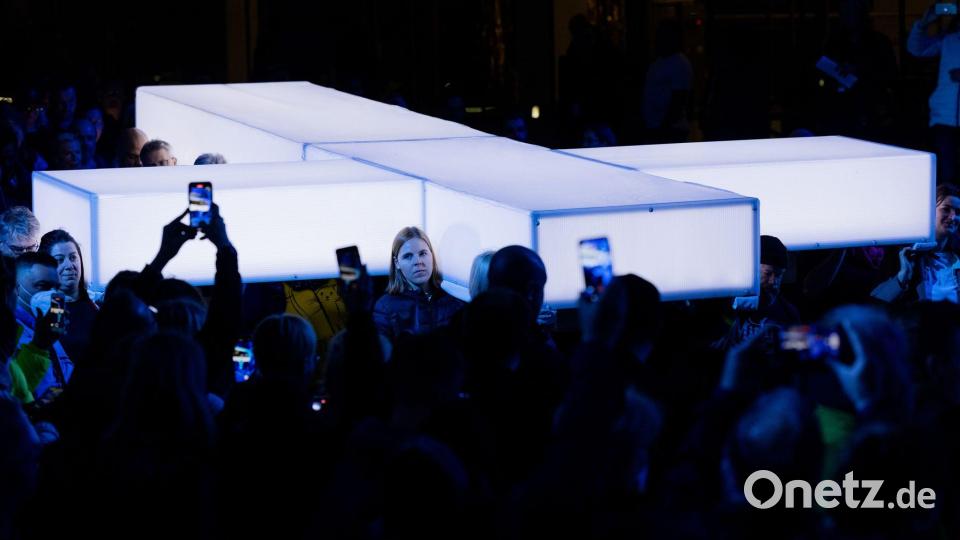 Bei „Die Passion“ wurde stets ein großes Kreuz durch Innenstädte getragen - 2026 wird es nicht der Fall sein. (Archivbild) Bild: Rolf Vennenbernd/dpa