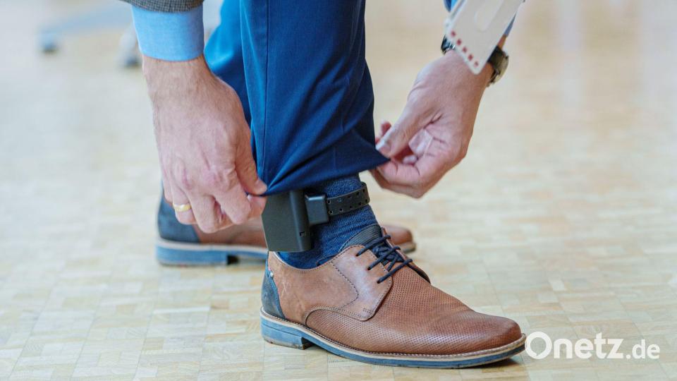 Gerichte sollen Tätern künftig auch eine elektronische Fußfessel zur Ortung verpassen können, damit sie sich Parterinnen oder Ex-Partnerinnen nicht mehr nähern. Bild: Andreas Arnold/dpa