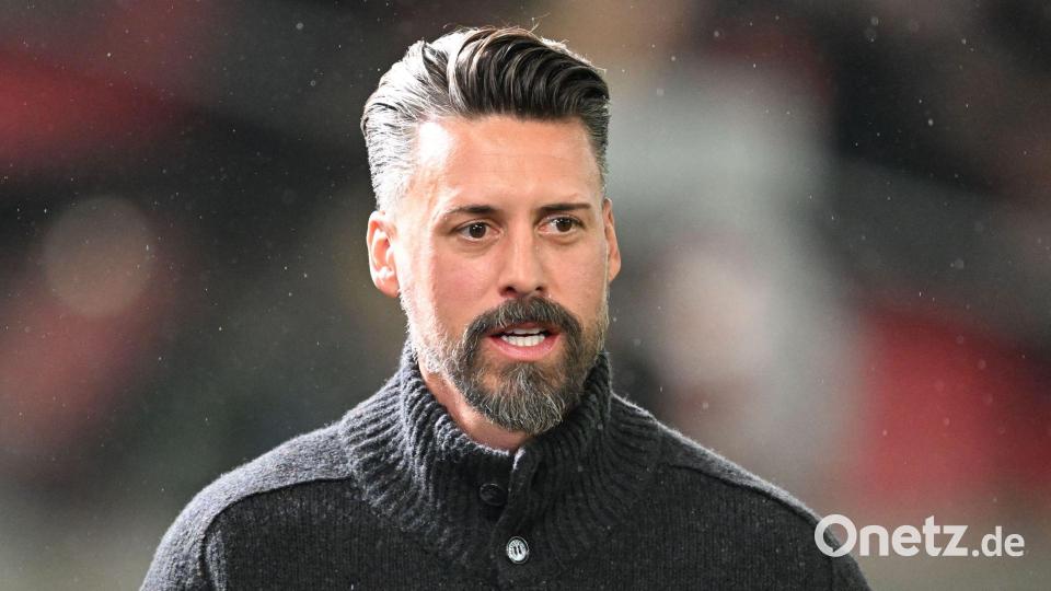 Hatte mal ein Angebot aus Hamburg: Augsburgs Trainer Sandro Wagner. Bild: Bernd Weißbrod/dpa