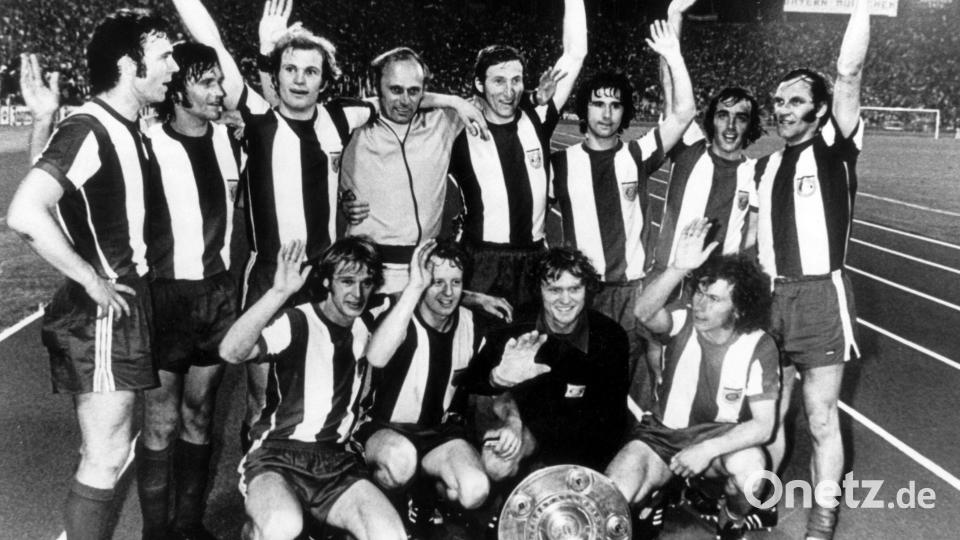 Die Spieler des FC Bayern München stellen sich am 28.06.1972 mit der eroberten Meisterschale für ein Mannschaftsfoto im Münchner Olympiastadion auf. Stehend (v.l.): Franz Beckenbauer, Wilhelm Hoffmann, Uli Hoeneß, Trainer Udo Lattek, Georg Schwarzenbeck, Gerd Müller, Franz Krauthausen, Franz Roth; Hockend: Rainer Zobel, Johnny Hansen, Sepp Maier, Paul Breitner. Bild: dpa