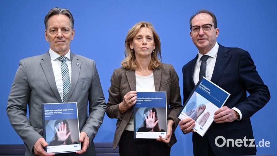 BKA-Präsident Holger Münch, Bundesfamilienministerin Karin Prien (CDU) und Bundesinnenminister Alexander Dobrindt (CSU) präsentieren in Berlin zwei Sonderauswertungen der Polizeistatistik: Ein Bundeslagebild zu häuslicher Gewalt und ein Lagebild zu Straftaten gegen Frauen. Bild: Britta Pedersen/dpa