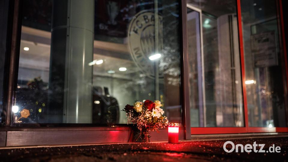 Fußball: Franz Beckenbauer ist tot. Eine Kerze und ein Blumenstrauß stehen am Trainingsgelände des FC Bayern an der Säbener Straße. Bild: Matthias Balk/dpa