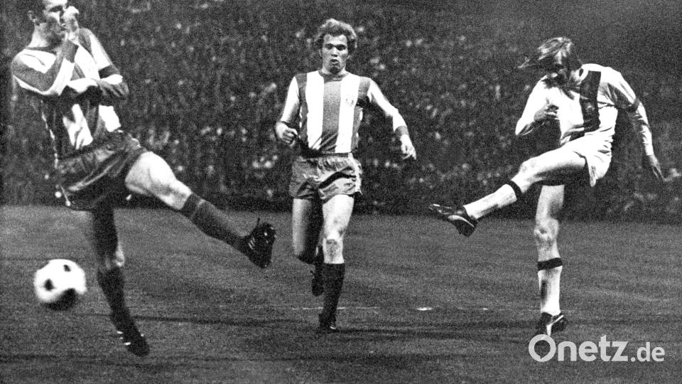 Franz Beckenbauer (l) und Uli Hoeneß (M) können den Schuss von Mönchengladbachs Günter Netzer (r) nicht abblocken. Bild: Roland Scheidemann/dpa