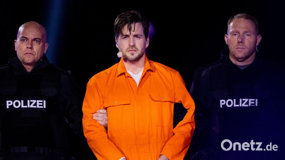 Die Inszenierung war immer betont modern: Hier wird Jesus (Alexander Klaws) von deutschen Polizisten vorgeführt. (Archivbild) Bild: Rolf Vennenbernd/dpa