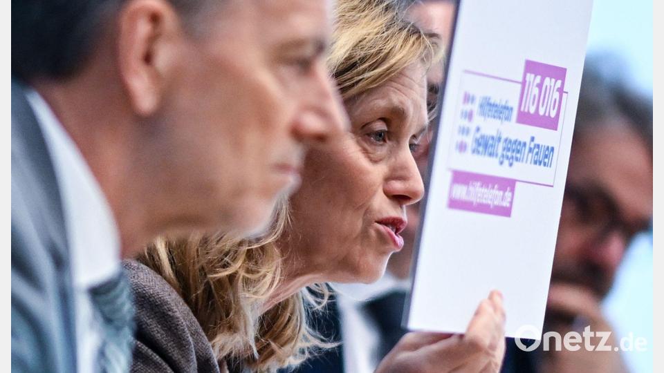 Familienministerin Karin Prien wirbt für das Hilfetelefon. Frauen können sich dort anonym melden, wenn sie beispielsweise von ihrem Partner bedroht oder geschlagen werden. Bild: Britta Pedersen/dpa