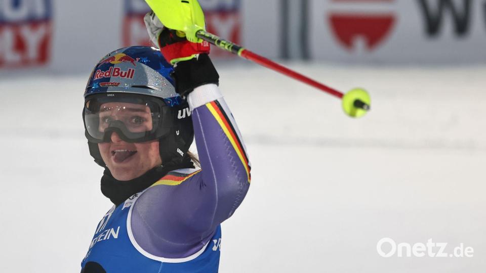 Emma Aicher jubelt nach ihrem Podestplatz beim Weltcup-Slalom von Levi. (Archivfoto) Bild: Marco Trovati/AP/dpa
