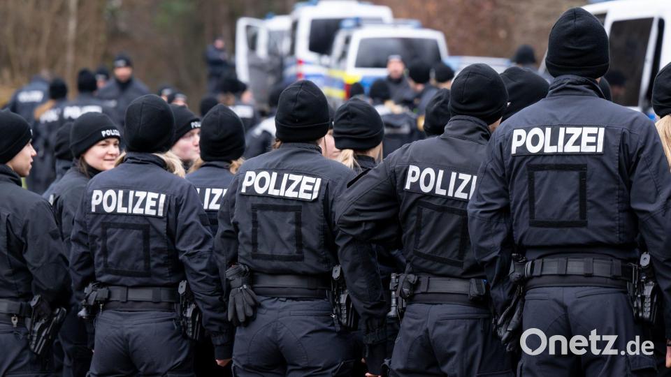 Bis zu 200 Polizisten durchkämmtem das Gebiet um den Leichen-Fundort. Bild: Sven Hoppe/dpa