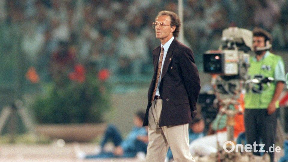 Franz Beckenbauer steht beim WM-Finale Deutschland gegen Titelverteidiger Argentinien an der Seitenlinie. Die DFB-Elf gewann 1:0. Damit wurde Beckenbauer, der zum letzten Mal von der Trainerbank Regie führte, auch als Trainer Weltmeister, was er 1974 als Spieler geschafft hat. Bild: Frank Leonhardt/dpa