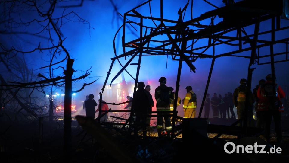 Rettungskräfte arbeiten an einem Markt in der ukrainischen Stadt Saporischschja, der durch einen russischen Angriff zerstört wurde. Bild: Kateryna Klochko/AP/dpa