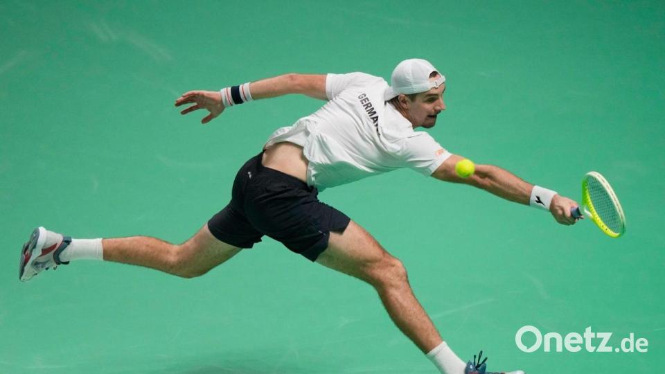 Streckt sich vergeblich: Jan-Lennard Struff Bild: Luca Bruno/AP/dpa