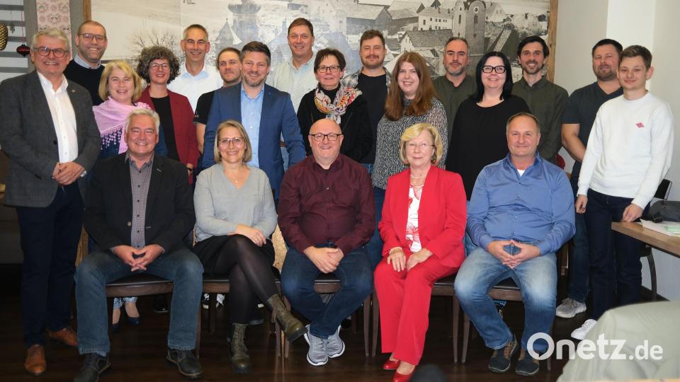 Diese Kandidaten der FW/ÜPW-Liste bewerben sich um einen Sitz im Schwarzenfelder Marktrat. Mit im Bild FW-Kreisvorsitzender Martin Scharf (links). Bild: Hirsch