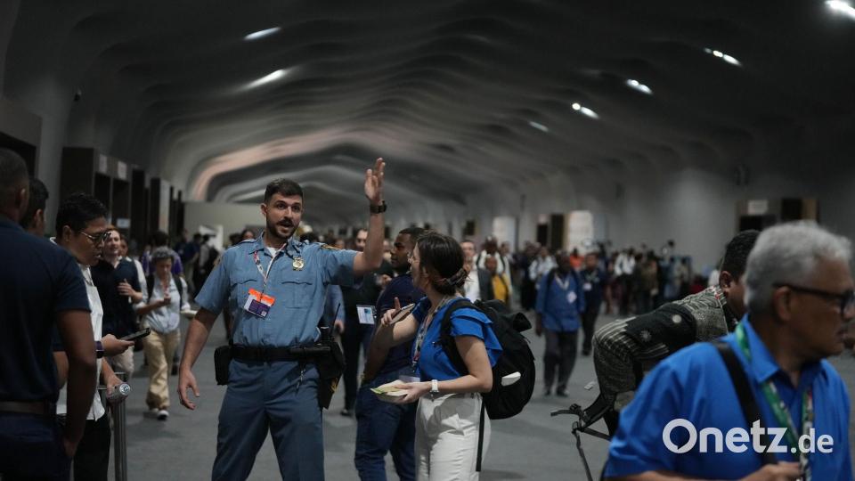 Menschen verlassen das Gelände der Weltklimakonferenz COP 30 wegen eines Feuers. Bild: Fernando Llano/AP/dpa